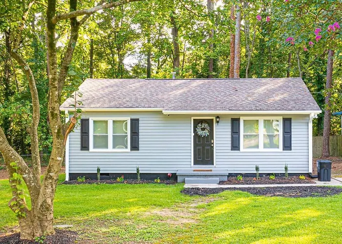 Homey Bungalow Convenient To Marietta And I-75!