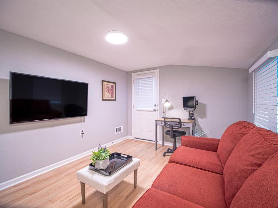 Homey Convenient To And I-75!